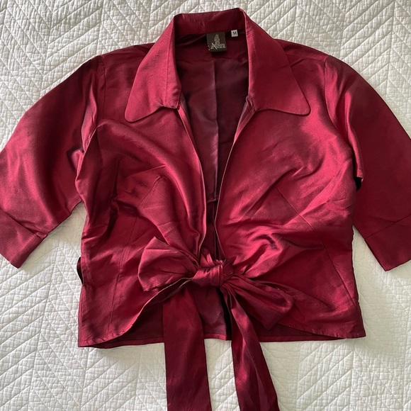 Red 100% Silk Sleeveless Wrap Top – Size Medium – Contemporary Chic - Picture 3 of 3